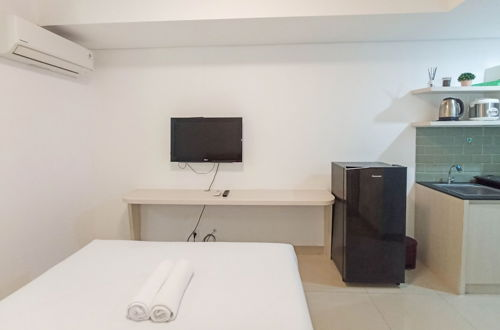 Foto 8 - Cozy Studio At Barsa City Apartment