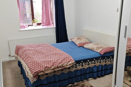 Photo 1 - Beautiful 1-bed Apartment in Croydon-free Parking