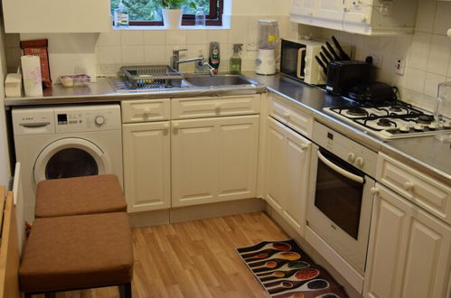 Photo 8 - Spacious 1-bed Apartment in Croydon-free Parking