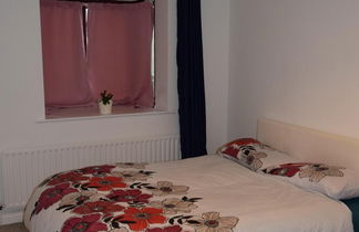 Photo 2 - Spacious 1-bed Apartment in Croydon-free Parking