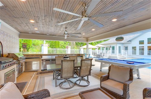 Foto 2 - 10-acre Lakefront Home w/ Pool, Hot Tub & Dock