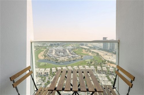 Foto 15 - Elite LUX Holiday Homes - Serene Golf View Living 1 BHK in Damac Hills Dubai
