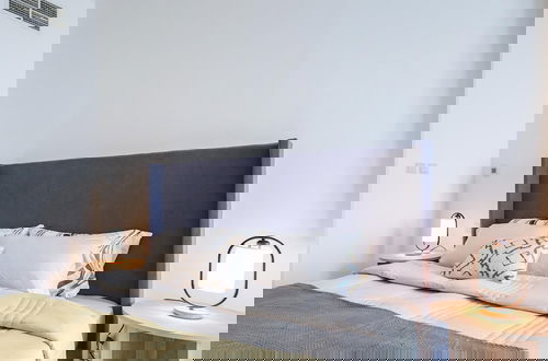 Foto 10 - Elite LUX Holiday Homes - Serene Golf View Living 1 BHK in Damac Hills Dubai