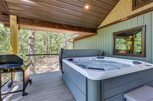 Foto 21 - Big Cedar Vacation Rental w/ Deck & Hot Tub