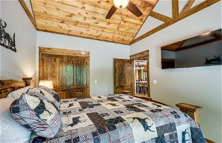 Foto 2 - Big Cedar Vacation Rental w/ Deck & Hot Tub