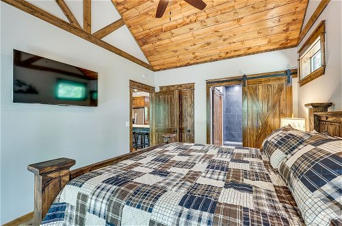 Foto 19 - Big Cedar Vacation Rental w/ Deck & Hot Tub