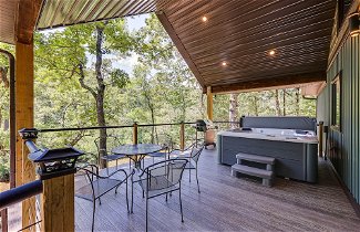 Foto 3 - Big Cedar Vacation Rental w/ Deck & Hot Tub