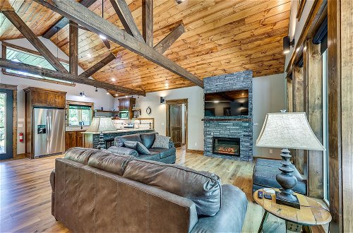 Foto 1 - Big Cedar Vacation Rental w/ Deck & Hot Tub