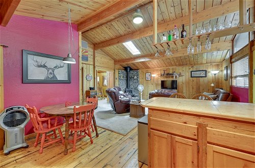 Foto 23 - Cozy Munds Park Cabin w/ Fireplace & Deck