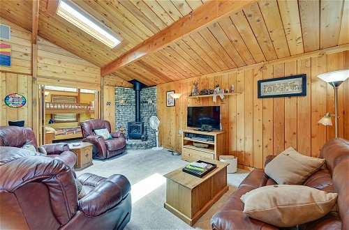 Foto 13 - Cozy Munds Park Cabin w/ Fireplace & Deck