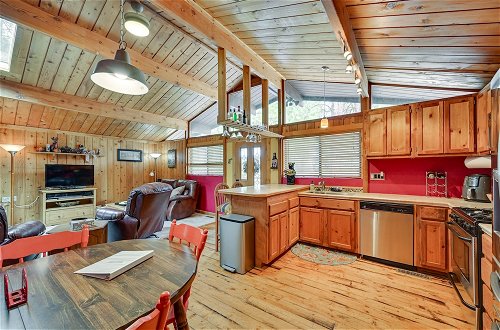 Foto 3 - Cozy Munds Park Cabin w/ Fireplace & Deck