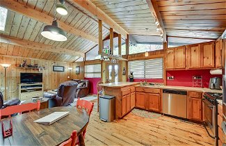 Foto 3 - Cozy Munds Park Cabin w/ Fireplace & Deck