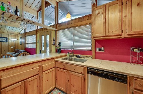 Foto 4 - Cozy Munds Park Cabin w/ Fireplace & Deck