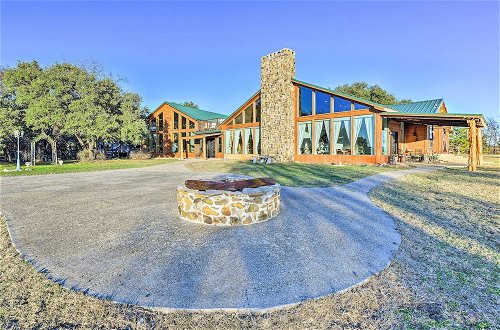 Foto 2 - Forestburg Ranch w/ Pool + 40-mile Views