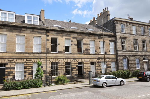 Photo 2 - 331 Attractive 2 Bedroom Apartment in Edinburgh s Georgian New Town