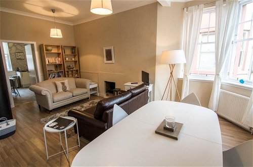 Photo 4 - 419 Luminous 2 Bedroom Apartment in the Heart of Edinburgh s Old Town