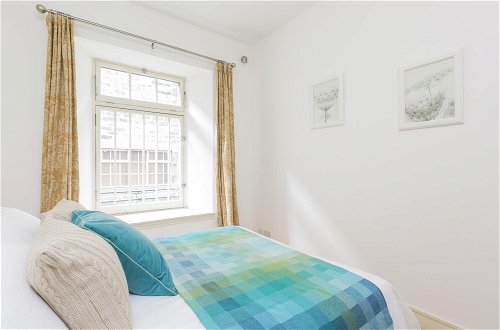 Photo 21 - 401 Chic and Cosy 2 Bedroom Apartment Just Minutes Away From George Street and Princes Street