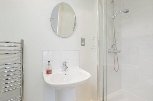Foto 15 - 401 Chic and Cosy 2 Bedroom Apartment Just Minutes Away From George Street and Princes Street