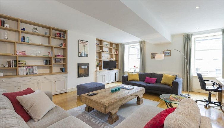 Foto 1 - 401 Chic and Cosy 2 Bedroom Apartment Just Minutes Away From George Street and Princes Street