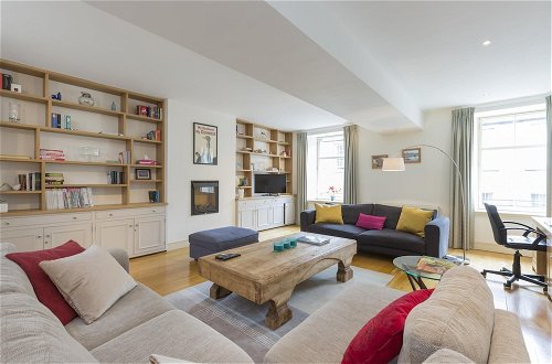 Photo 1 - 401 Chic and Cosy 2 Bedroom Apartment Just Minutes Away From George Street and Princes Street