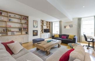 Foto 1 - 401 Chic and Cosy 2 Bedroom Apartment Just Minutes Away From George Street and Princes Street