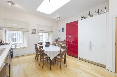 Foto 9 - 401 Chic and Cosy 2 Bedroom Apartment Just Minutes Away From George Street and Princes Street