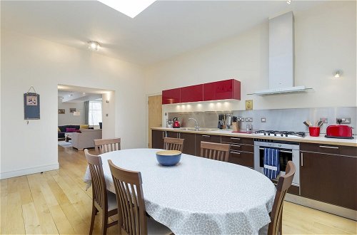 Foto 10 - 401 Chic and Cosy 2 Bedroom Apartment Just Minutes Away From George Street and Princes Street