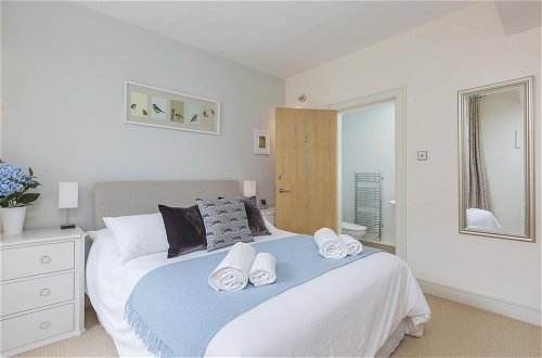 Photo 14 - 401 Chic and Cosy 2 Bedroom Apartment Just Minutes Away From George Street and Princes Street