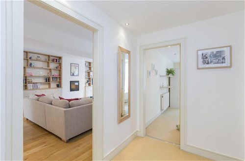 Photo 24 - 401 Chic and Cosy 2 Bedroom Apartment Just Minutes Away From George Street and Princes Street