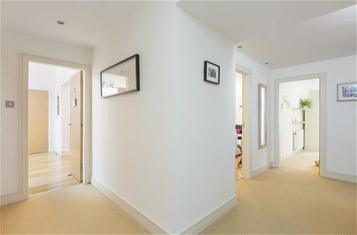 Photo 23 - 401 Chic and Cosy 2 Bedroom Apartment Just Minutes Away From George Street and Princes Street