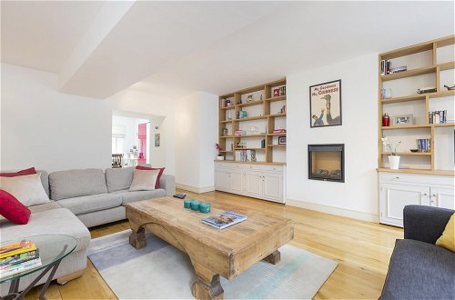 Photo 6 - 401 Chic and Cosy 2 Bedroom Apartment Just Minutes Away From George Street and Princes Street