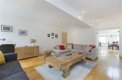 Foto 5 - 401 Chic and Cosy 2 Bedroom Apartment Just Minutes Away From George Street and Princes Street