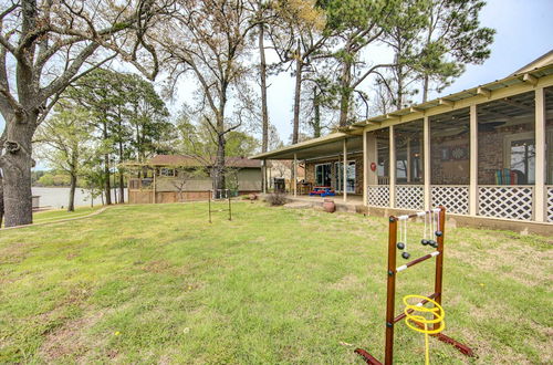 Foto 42 - Mineola Lakefront Cottage w/ Spacious Backyard