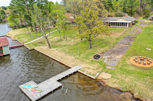 Foto 24 - Mineola Lakefront Cottage w/ Spacious Backyard