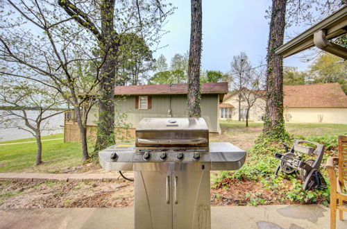 Foto 32 - Mineola Lakefront Cottage w/ Spacious Backyard