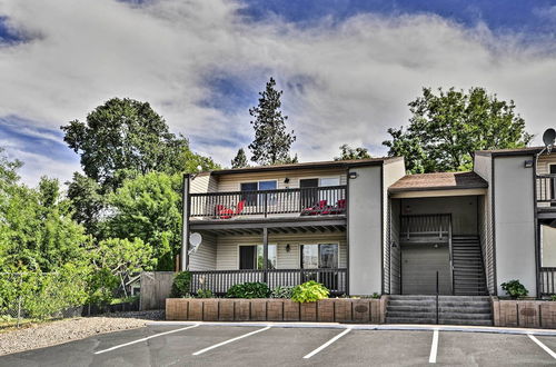 Foto 6 - Classy Hood River Condo With Mt. Adams Views