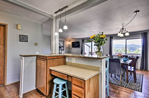 Foto 2 - Classy Hood River Condo With Mt. Adams Views