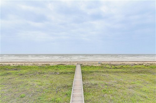 Photo 7 - Beachfront Retreat With 2 Decks, Patio & Views