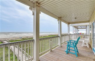 Foto 1 - Beachfront Retreat With 2 Decks, Patio & Views