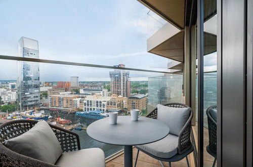 Photo 20 - Deluxe two Bedroom Apartment in London s Canary Wharf