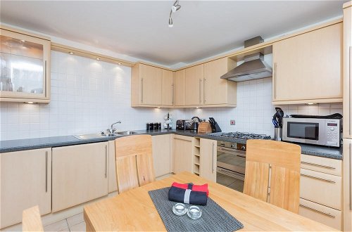 Photo 11 - 388 Fabulous 2 Bedroom Apartment With Parking 2 Minutes Walk From the Royal Mile