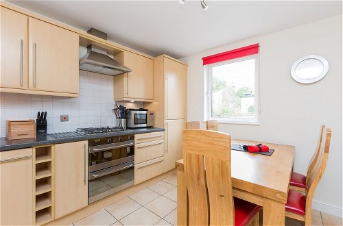 Photo 10 - 388 Fabulous 2 Bedroom Apartment With Parking 2 Minutes Walk From the Royal Mile