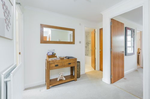 Photo 14 - 388 Fabulous 2 Bedroom Apartment With Parking 2 Minutes Walk From the Royal Mile