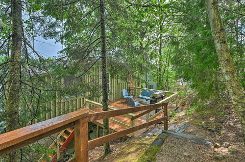 Foto 11 - Quiet Cabin on Glen Lake w/ Boat Dock & Deck