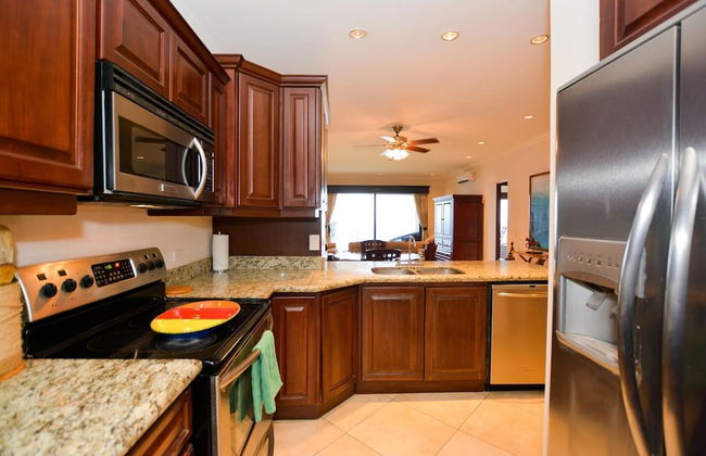 Fifth-Floor Condo with Breathtaking Ocean Views, Stylish Interior & Prime Location Near Flamingo Beach - Foto 12