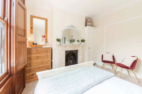 Photo 5 - Charming 3BD Flat - 5 Minutes to Victoria Park