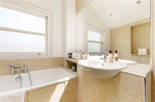 Photo 17 - Charming 3BD Flat - 5 Minutes to Victoria Park