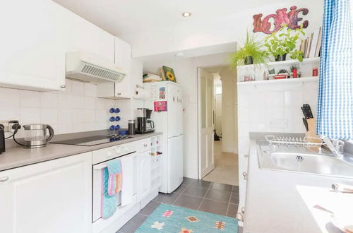 Photo 12 - Charming 3BD Flat - 5 Minutes to Victoria Park