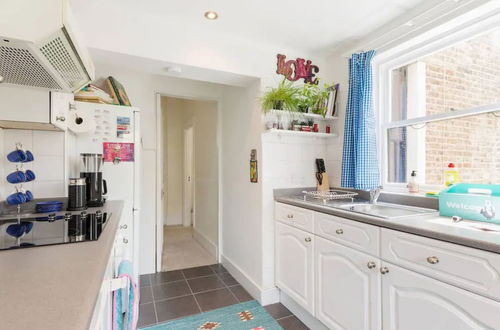 Photo 13 - Charming 3BD Flat - 5 Minutes to Victoria Park