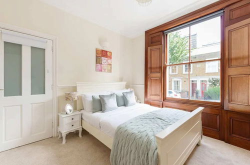 Photo 11 - Charming 3BD Flat - 5 Minutes to Victoria Park